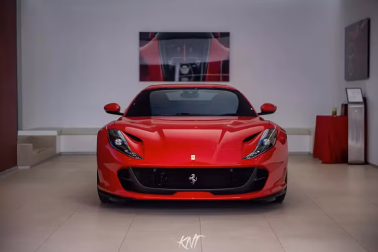 Ferrari 812 GTS sở hữu phần mui cứng có thể tháo rời, đóng và mở chỉ trong 14 giây. Ngay cả khi xe lăn bánh, thao tác đóng và mở mui vẫn có thể thực hiện được nhưng phải đảm bảo chiếc Ferrari 812 GTS đang hoạt động ở vận tốc dưới 45 km/h.