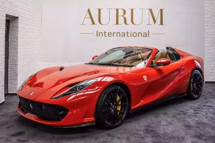 Cung cấp sức mạnh cho Ferrari 812 GTS là khối động cơ 6.5L V12 hút khí tự nhiên cho công suất đầu ra 789 mã lực và mô-men xoắn cực đại 718 Nm.