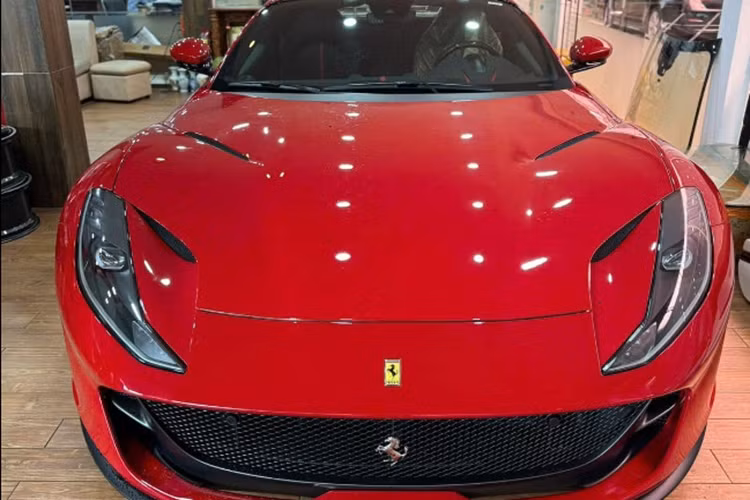 Theo đó, Ferrari 812 GTS Rossa 70th Anniversary về Việt Nam và đang làm thủ tục để ra biển. Nhiều đồn đoán cho rằng, chủ nhân của chiếc xe không ai khác chính là “vua cafe” Đặng Lê Nguyên Vũ.