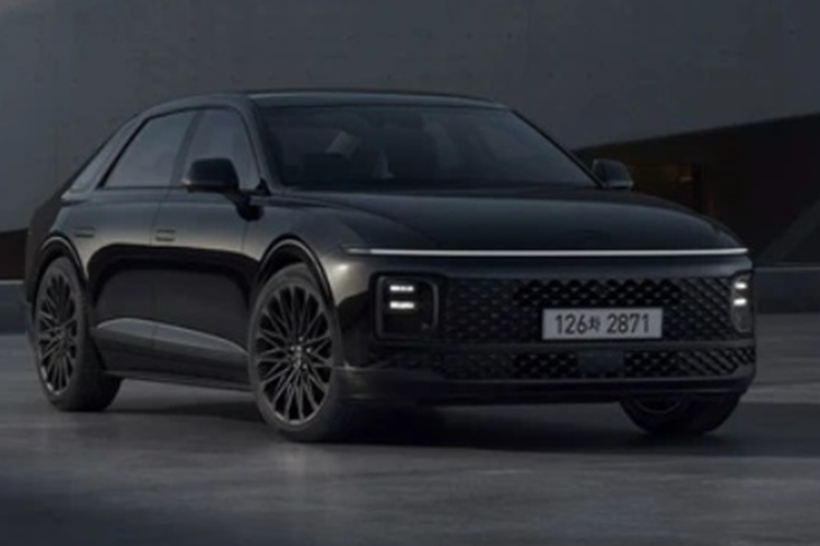 Theo đó, ở lần lên đời này Hyundai Grandeur 2025 mới được cung cấp gói trang bị ngoại thất Black Exterior Package mới, dành riêng cho phiên bản Calligraphy. Với gói trang bị này, xe sẽ có lưới tản nhiệt, logo và mâm hợp kim tối màu.