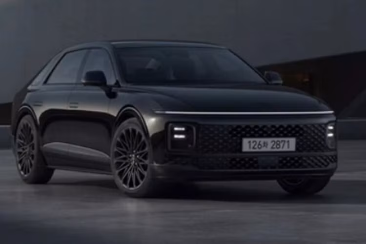 Theo đó, ở lần lên đời này Hyundai Grandeur 2025 mới được cung cấp gói trang bị ngoại thất Black Exterior Package mới, dành riêng cho phiên bản Calligraphy. Với gói trang bị này, xe sẽ có lưới tản nhiệt, logo và mâm hợp kim tối màu.