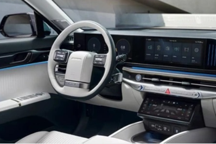 Bên cạnh đó, xe sẽ có thêm cảm ứng lực bám vô lăng được bổ sung mặc định để theo dõi tình hình sức khỏe của người dùng. Cần gạt số điện tử trên cột vô lăng được bổ sung cảnh báo rung. Phía sau xe còn được trang bị đèn bổ trợ cho dây đai an toàn ghế sau.