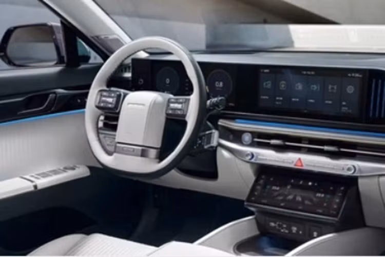 Bên cạnh đó, xe sẽ có thêm cảm ứng lực bám vô lăng được bổ sung mặc định để theo dõi tình hình sức khỏe của người dùng. Cần gạt số điện tử trên cột vô lăng được bổ sung cảnh báo rung. Phía sau xe còn được trang bị đèn bổ trợ cho dây đai an toàn ghế sau.