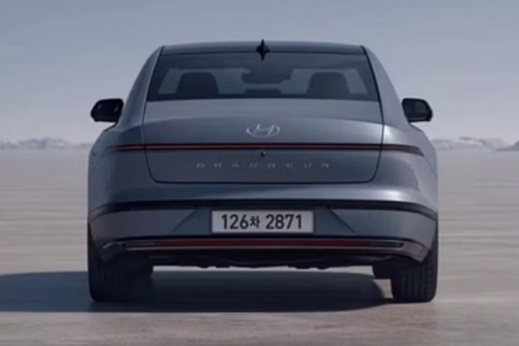 Ở lần nâng cấp này, mức giá xe Hyundai Grandeur 2025 bán ra sẽ có mức khởi điểm là 37.680.000 won (tương đương 695 triệu đồng). Tại thị trường Mỹ, xe sẽ cạnh tranh với đối thủ Toyota Avalon.