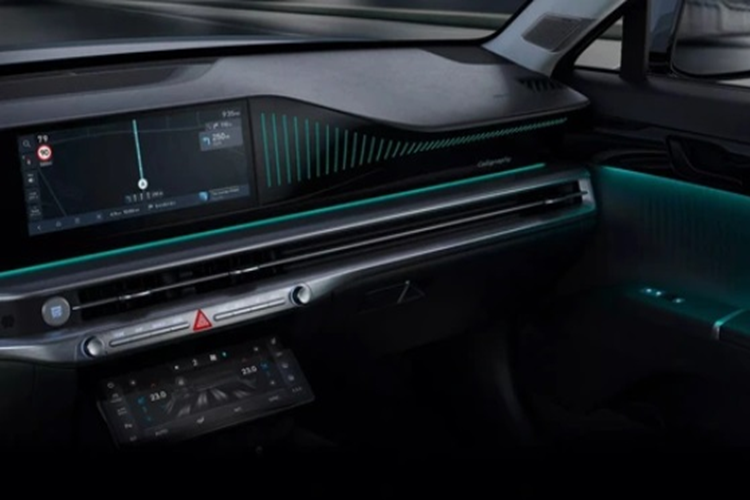 Riêng phiên bản Calligraphy còn được bổ sung thêm màn hình HUD và ghế ngồi bọc da Nappa có hoa văn mới.