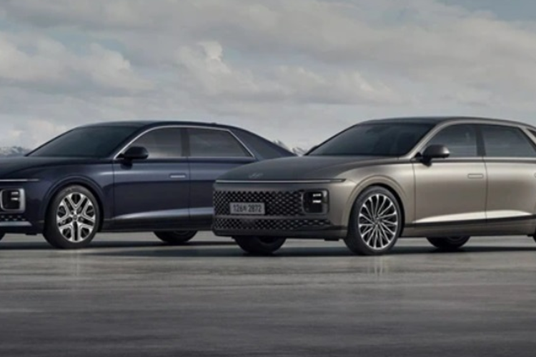 Về nội thất, hệ thống điều khiển điều hòa trên mẫu xe sedan Hyundai Grandeur 2025 được làm mới với tính năng cập nhật phần mềm qua kết nối Internet. Xe được bổ sung bình cứu hỏa mặc định vào khoang cabin.