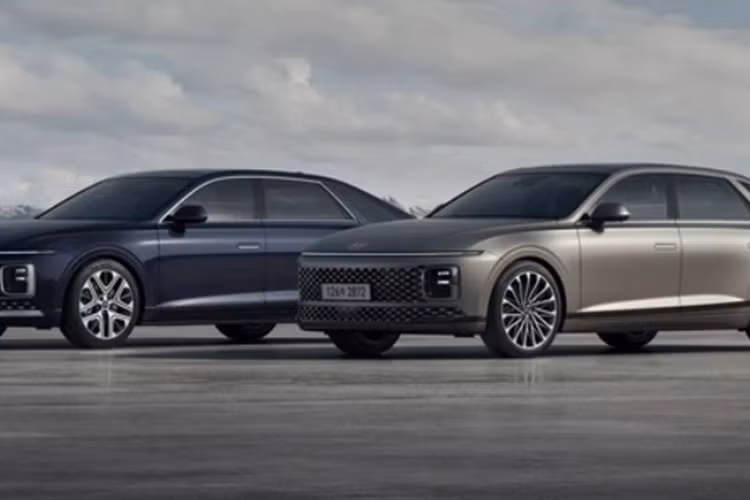 Về nội thất, hệ thống điều khiển điều hòa trên mẫu xe sedan Hyundai Grandeur 2025 được làm mới với tính năng cập nhật phần mềm qua kết nối Internet. Xe được bổ sung bình cứu hỏa mặc định vào khoang cabin.