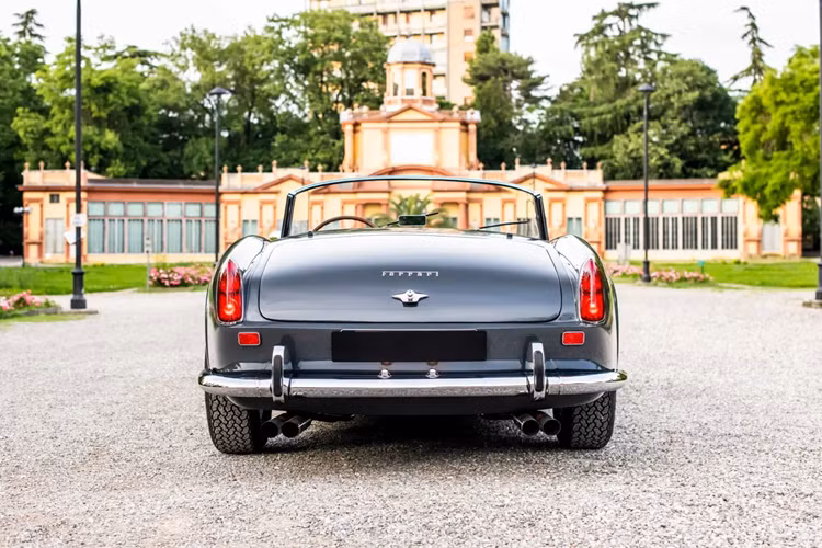 Thực tế không chỉ đây là chiếc siêu xe Ferrari 250 GT SWB California Spider đầu tiên khiến và điều này khiến chiếc xe trở nên đặc biệt. Đây cũng là một trong số ít ba chiếc được trang bị phiên bản cao cấp hơn của động cơ Tipo 168 V12 nổi tiếng của Ferrari.