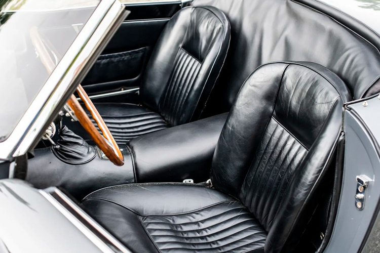 RM Sotheby’s cũng cho biết chiếc xe này là chiếc xe trưng bày của Ferrari tại Geneva Motor Show vào tháng 3 năm 1960 trước khi được gửi trở lại nhà máy, trang bị nội thất màu đen và giao cho chủ sở hữu ban đầu. Chiếc xe thể thao này đã được lái trên một số đường đua nổi tiếng, bao gồm cả đường đua Nurburgring trước khi được bán và xuất khẩu sang Hoa Kỳ.