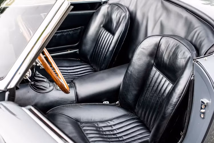 RM Sotheby’s cũng cho biết chiếc xe này là chiếc xe trưng bày của Ferrari tại Geneva Motor Show vào tháng 3 năm 1960 trước khi được gửi trở lại nhà máy, trang bị nội thất màu đen và giao cho chủ sở hữu ban đầu. Chiếc xe thể thao này đã được lái trên một số đường đua nổi tiếng, bao gồm cả đường đua Nurburgring trước khi được bán và xuất khẩu sang Hoa Kỳ.