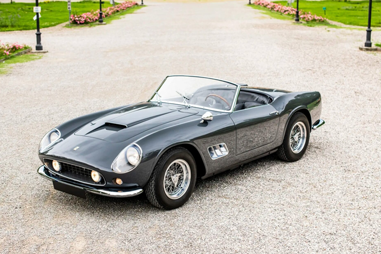 Chiếc Ferrari 250 GT SWB California Spider đầu tiên của Scaglietti đã được bán với mức giá hấp dẫn 17,055 triệu USD (khoảng hơn 393 tỷ đồng) tại một cuộc đấu giá ở Monterey. Nếu so với giá trị của những chiếc Ferrari cổ, chiếc xe này chắc hẳn đã lọt “top” những mẫu Ferrari được bán với giá cao nhất.