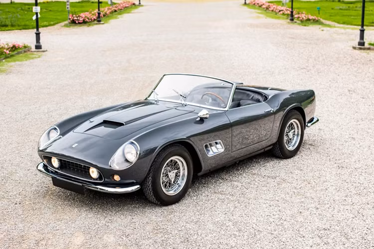 Chiếc Ferrari 250 GT SWB California Spider đầu tiên của Scaglietti đã được bán với mức giá hấp dẫn 17,055 triệu USD (khoảng hơn 393 tỷ đồng) tại một cuộc đấu giá ở Monterey. Nếu so với giá trị của những chiếc Ferrari cổ, chiếc xe này chắc hẳn đã lọt “top” những mẫu Ferrari được bán với giá cao nhất.