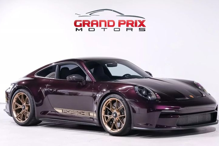 Với chương trình này, khách hàng có thể lựa chọn bất kỳ màu sắc mong muốn nào cho chiếc xe của mình, biến nó thành độc bản thay vì lựa chọn dựa trên bảng màu có sẵn từ hãng. Trên thực tế, Porsche 911 GT3 màu Tím Amethyst metallic đã từng xuất hiện nhiều trên các mẫu xe trong quá khứ, nhưng gần đây, nó dường như đã bị lãng quên.