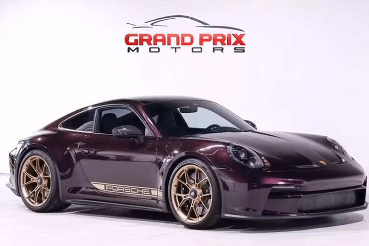 Với chương trình này, khách hàng có thể lựa chọn bất kỳ màu sắc mong muốn nào cho chiếc xe của mình, biến nó thành độc bản thay vì lựa chọn dựa trên bảng màu có sẵn từ hãng. Trên thực tế, Porsche 911 GT3 màu Tím Amethyst metallic đã từng xuất hiện nhiều trên các mẫu xe trong quá khứ, nhưng gần đây, nó dường như đã bị lãng quên.
