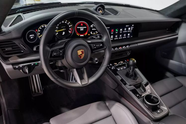 Để sở hữu màu sơn đặc biệt này, chủ xe đã phải chi ra số tiền lên đến 12.830 USD (315 triệu đồng). Chiếc xe còn được bổ sung nhiều trang bị nâng cấp khác, khiến cho giá xe Porsche 911 GT3 Touring lên đến 228.230 USD (5,6 tỷ đồng) khi mua mới, trong khi giá khởi điểm của GT3 Touring là 161.100 USD (3,8 tỷ đồng).