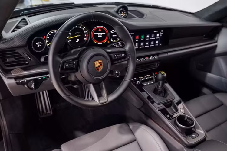 Để sở hữu màu sơn đặc biệt này, chủ xe đã phải chi ra số tiền lên đến 12.830 USD (315 triệu đồng). Chiếc xe còn được bổ sung nhiều trang bị nâng cấp khác, khiến cho giá xe Porsche 911 GT3 Touring lên đến 228.230 USD (5,6 tỷ đồng) khi mua mới, trong khi giá khởi điểm của GT3 Touring là 161.100 USD (3,8 tỷ đồng).