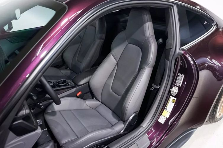 Các option đáng chú ý bao gồm phanh gốm carbon Porsche với kẹp phanh thể thao, mâm xe sơn màu vàng đồng, hệ thống nâng trục trước, nội thất trang trí sợi carbon, đèn pha LED Matrix màu đen, hệ thống âm thanh Bose cao cấp và ghế ngồi thể thao chỉnh điện 18 hướng.