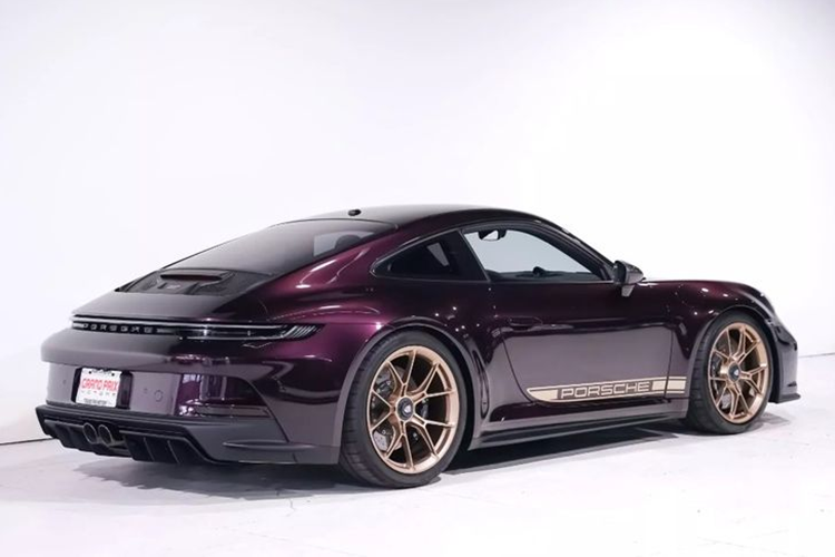 "Trái tim" của Porsche GT3 Touring chính là khối động cơ boxer 4.0L hút khí tự nhiên, sản sinh công suất 502 mã lực và mô-men xoắn 469 Nm, kết hợp với hộp số sàn 6 cấp và hệ dẫn động cầu sau. Mặc dù có nhiều xe thể thao và siêu xe khác có sức mạnh hơn GT3, nhưng hiếm chiếc nào mang lại cảm giác lái thú vị như vậy.