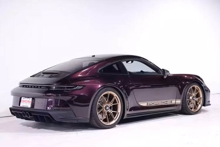 "Trái tim" của Porsche GT3 Touring chính là khối động cơ boxer 4.0L hút khí tự nhiên, sản sinh công suất 502 mã lực và mô-men xoắn 469 Nm, kết hợp với hộp số sàn 6 cấp và hệ dẫn động cầu sau. Mặc dù có nhiều xe thể thao và siêu xe khác có sức mạnh hơn GT3, nhưng hiếm chiếc nào mang lại cảm giác lái thú vị như vậy.