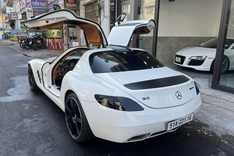 Bên cạnh chiếc Mercedes-Benz SLS AMG này, đại gia Đặng Lê Nguyên Vũ còn sở hữu thêm 2 chiếc cùng loại nữa là Mercedes-Benz SLS AMG bản mui trần và Mercedes-Benz SLS AMG Final Edition giới hạn chỉ 350 xe trên toàn thế giới.