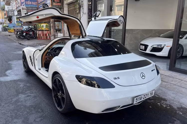 Bên cạnh chiếc Mercedes-Benz SLS AMG này, đại gia Đặng Lê Nguyên Vũ còn sở hữu thêm 2 chiếc cùng loại nữa là Mercedes-Benz SLS AMG bản mui trần và Mercedes-Benz SLS AMG Final Edition giới hạn chỉ 350 xe trên toàn thế giới.