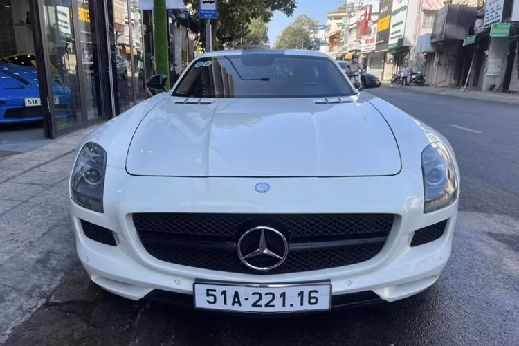 Chiếc Mercedes-Benz SLS AMG hàng độc này sở hữu thiết kế cổ điển với nắp capo dài. Bên cạnh kiểu dáng bắt mắt, xe còn gây chú ý với cánh cửa mở kiểu cánh chim (gullwing) vô cùng độc đáo.