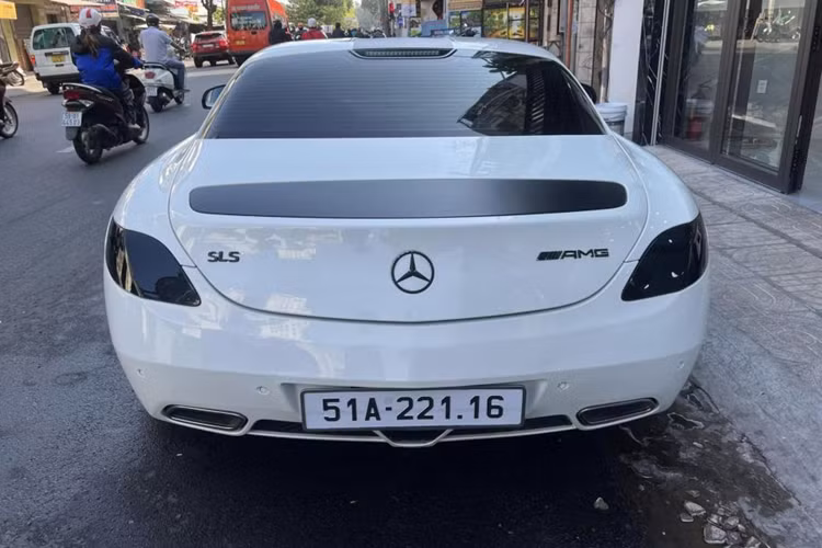 Khi vận hành ở tốc độ từ 120 km/h, cánh gió sau sẽ tự động bật mở, giúp tăng thêm lực ép xuống mặt đường. Chi tiết này cũng đóng vai trò là một phanh gió chủ động khi xe phanh gấp.