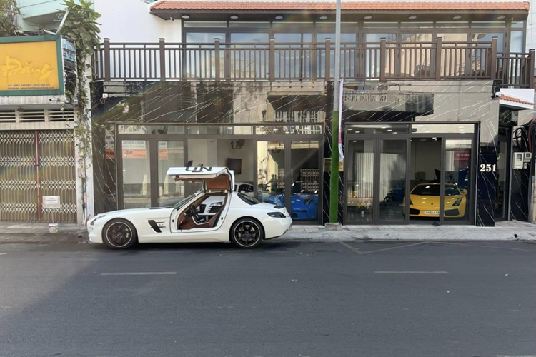 Giống như những chiếc xe khác trong bộ sưu tập của “vua cafe” Đặng Lê Nguyên Vũ, chiếc Mercedes-Benz SLS AMG này cũng được dán thêm ký tự "UN" ở 2 bên thân xe.