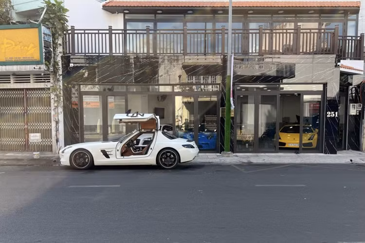 Giống như những chiếc xe khác trong bộ sưu tập của “vua cafe” Đặng Lê Nguyên Vũ, chiếc Mercedes-Benz SLS AMG này cũng được dán thêm ký tự "UN" ở 2 bên thân xe.