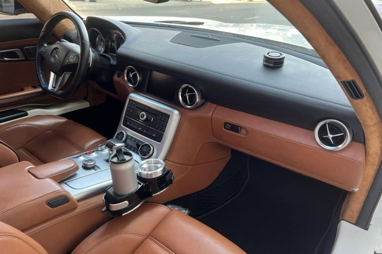 Xe được trang bị bộ mâm hợp kim nhôm 7 chấu sơn đen mạnh mẽ và viền kim loại xung quanh, đường kính 19 inch phía trước và 20 inch phía sau. Cùm phanh sơn bạc, kết hợp với đĩa phanh cỡ lớn. Ngoài ra, hãng xe Đức còn cung cấp thêm tùy chọn phanh carbon ceramic lớn hơn, đồng thời giảm được 40% khối lượng so với bộ phanh tiêu chuẩn.