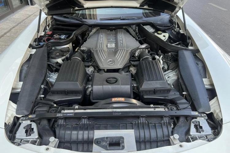 Nằm dưới nắp capo của Mercedes-Benz SLS AMG là khối động cơ V8 dung tích 6.2L, sản sinh công suất tối đa 571 mã lực và mô-men xoắn cực đại 650 Nm. Đi kèm với động cơ này là hộp số ly hợp kép 7 cấp AMG Speedshift và hệ dẫn động cầu sau.