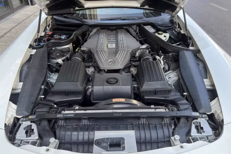 Nằm dưới nắp capo của Mercedes-Benz SLS AMG là khối động cơ V8 dung tích 6.2L, sản sinh công suất tối đa 571 mã lực và mô-men xoắn cực đại 650 Nm. Đi kèm với động cơ này là hộp số ly hợp kép 7 cấp AMG Speedshift và hệ dẫn động cầu sau.
