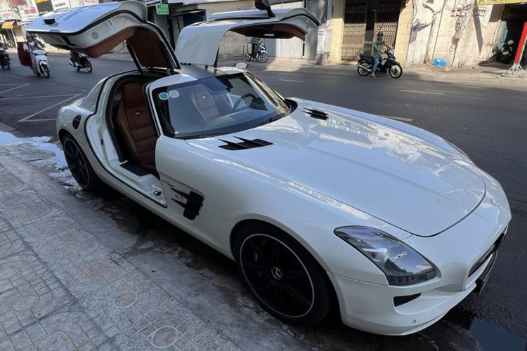 Chiếc Mercedes-Benz SLS AMG của Đặng Lê Nguyên Vũ là chiếc đầu tiên lăn bánh tại Việt Nam. Xe được đặt hàng chính hãng và cập cảng TP. HCM vào ngày 14/4/2010, sau đó bàn giao cho vị doanh nhân ngành cà phê ngày 7/5/2010. Giá xe khi đó được cho là khoảng 8,48 tỷ đồng.