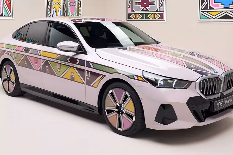 Nhờ vào công nghệ tiên tiến này, BMW mở ra khả năng thay đổi màu sắc ngoại thất xe chỉ trong tích tắc, giúp tạo nên sự đa dạng và cá nhân hóa tối đa cho mỗi chiếc xe. Trong một sự kiện gần đây tại Úc, đại diện của BMW cho biết hãng đang lên kế hoạch áp dụng công nghệ sơn đổi màu E Ink vào các mẫu xe thương mại của mình “trong khoảng từ 3-5 năm tới”