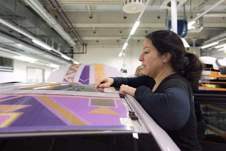 Việc này sẽ giúp đơn giản hóa quá trình sản xuất rất nhiều, vì nếu như mọi mẫu xe BMW được trang bị E Ink ngay từ trong nhà máy, chúng sẽ có thể được đổi thành bất cứ màu nào khách hàng mong muốn khi đang trưng bày ở showroom.