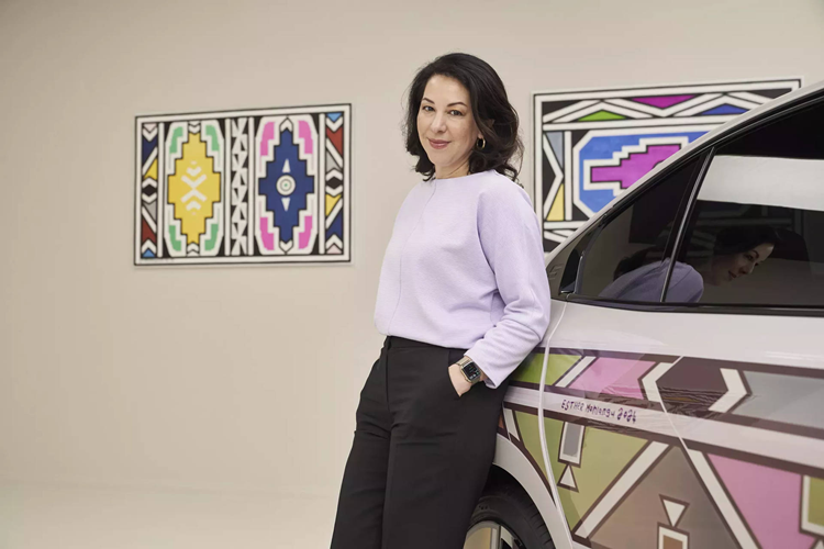 Giờ đây, không chỉ có khả năng hiển thị nhiều màu sắc hơn, E Ink còn cho phép tạo ra các họa tiết, hình ảnh và thậm chí là chữ cái theo thời gian thực, mang lại trải nghiệm thị giác hoàn toàn mới mẻ và độc đáo cho người dùng.