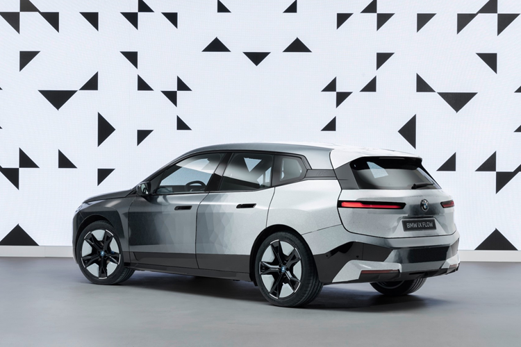 Tiến sĩ Stella Clarke, đại diện của BMW, chia sẻ: “Tầm nhìn của chúng tôi với E Ink là mang công nghệ này đến với khách hàng đại chúng. Ước mơ của chúng tôi là loại bỏ buồng sơn truyền thống, thay vào đó, mỗi chiếc xe xuất xưởng sẽ được trang bị E Ink để khách hàng có thể tự do thay đổi màu sắc ngoại thất theo ý muốn.”