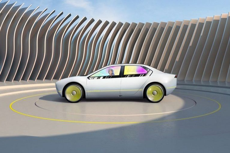 Ngoài ra, xe trang bị E Ink còn có nhiều ứng dụng khác trong thực tế. Tiến sĩ Clarke nêu ra những ví dụ như việc có thể đổi màu xe từ đen sang trắng trong một ngày nắng nóng để giữ cho toàn bộ chiếc xe bớt hấp thụ nhiệt và mát mẻ hơn, hoặc hiển thị những dải màu nổi bật trên xe của mình để dễ tìm thấy nó hơn trong một bãi đậu xe đông đúc.