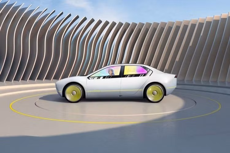 Ngoài ra, xe trang bị E Ink còn có nhiều ứng dụng khác trong thực tế. Tiến sĩ Clarke nêu ra những ví dụ như việc có thể đổi màu xe từ đen sang trắng trong một ngày nắng nóng để giữ cho toàn bộ chiếc xe bớt hấp thụ nhiệt và mát mẻ hơn, hoặc hiển thị những dải màu nổi bật trên xe của mình để dễ tìm thấy nó hơn trong một bãi đậu xe đông đúc.