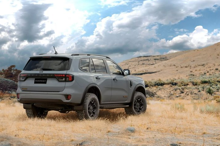 Con số này cao hơn Ford Ranger Tremor khoảng 4.655 USD, tuy nhiên vẫn thấp hơn mức giá 60.158 USD của Everest Platinum. Bên cạnh đó, hãng xe Mỹ cũng cung cấp cho khách hàng nhiều gói tùy chọn nâng cấp như Rough Terrain Pack, Towing Pack hay Premium Seat Pack.