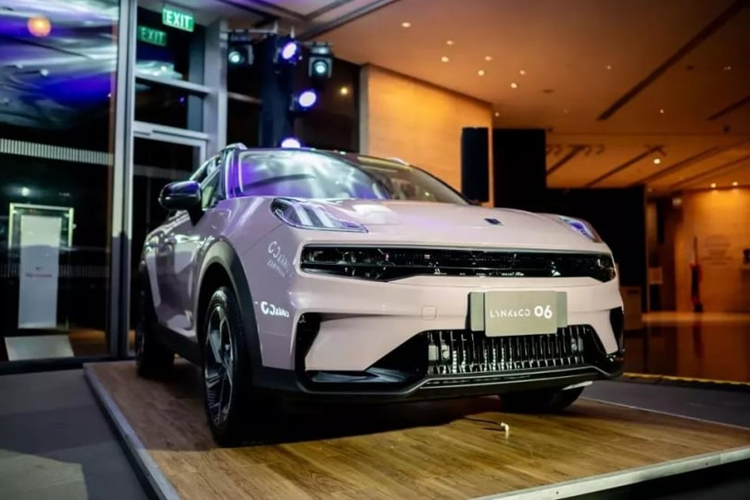 Có thể thấy, nội thất của xe mới được xây dựng bằng ngôn ngữ thiết kế rất chủ đạo, hầu như mọi chức năng đều được tích hợp vào màn hình điều khiển trung tâm cỡ lớn, không có nút bấm vật lý truyền thống trên bảng điều khiển trung tâm.