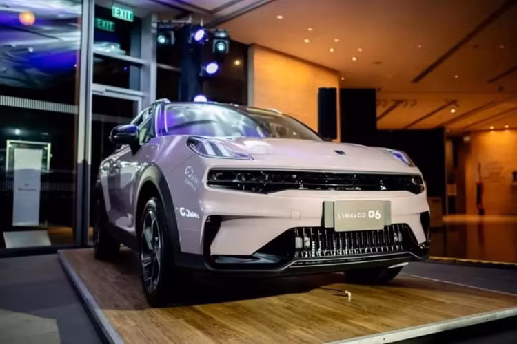 Có thể thấy, nội thất của xe mới được xây dựng bằng ngôn ngữ thiết kế rất chủ đạo, hầu như mọi chức năng đều được tích hợp vào màn hình điều khiển trung tâm cỡ lớn, không có nút bấm vật lý truyền thống trên bảng điều khiển trung tâm.