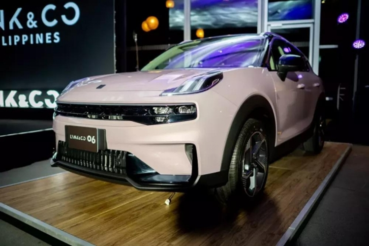 Xe có bảng đồng hồ full LCD 10,25 inch, màn hình điều khiển trung tâm 12,3 inch nổi tích hợp chip buồng lái kỹ thuật số Ekatong E02 và vô lăng ba chấu đáy phẳng. Ngoài ra, bảng điều khiển trung tâm có dung tích chứa đồ 9,4 lít và hỗ trợ sạc không dây.