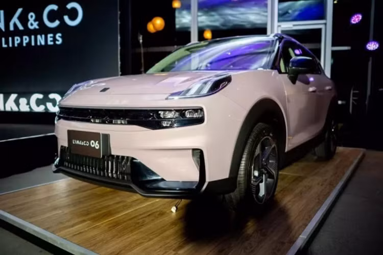 Xe có bảng đồng hồ full LCD 10,25 inch, màn hình điều khiển trung tâm 12,3 inch nổi tích hợp chip buồng lái kỹ thuật số Ekatong E02 và vô lăng ba chấu đáy phẳng. Ngoài ra, bảng điều khiển trung tâm có dung tích chứa đồ 9,4 lít và hỗ trợ sạc không dây.