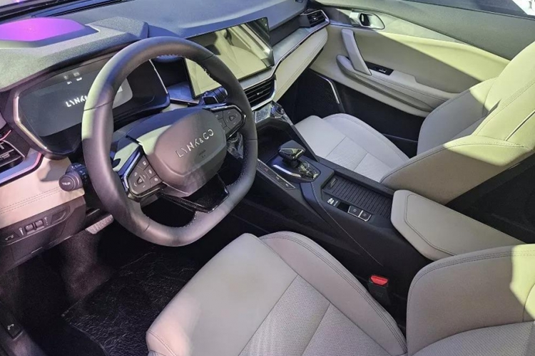 Được định vị là mẫu SUV cỡ B, Lynk &amp; Co 06 có kích thước chiều dài, chiều rộng và chiều cao lần lượt là 4.340 mm x 1.820 mm x 1.625 mm, chiều dài cơ sở 2.640 mm. Lynk &amp; Co 06 có 5 màu ngoại thất để bạn lựa chọn bao gồm là xanh Glacier, hồng anh đào, xanh sương mù, trắng và xanh Aurora.