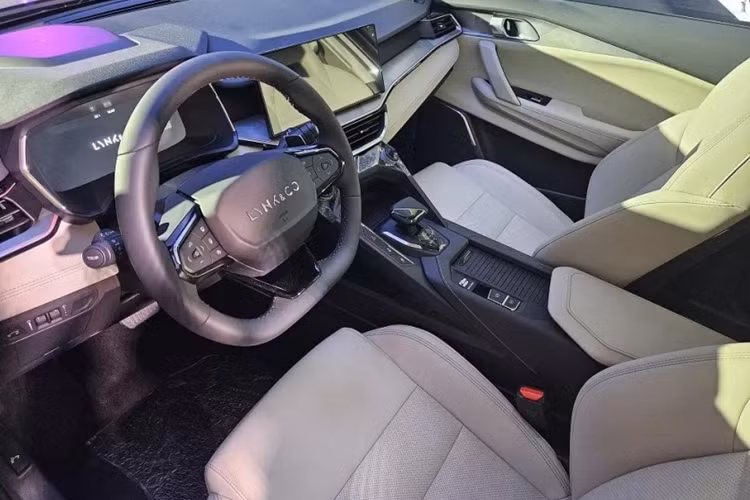 Được định vị là mẫu SUV cỡ B, Lynk &amp; Co 06 có kích thước chiều dài, chiều rộng và chiều cao lần lượt là 4.340 mm x 1.820 mm x 1.625 mm, chiều dài cơ sở 2.640 mm. Lynk &amp; Co 06 có 5 màu ngoại thất để bạn lựa chọn bao gồm là xanh Glacier, hồng anh đào, xanh sương mù, trắng và xanh Aurora.