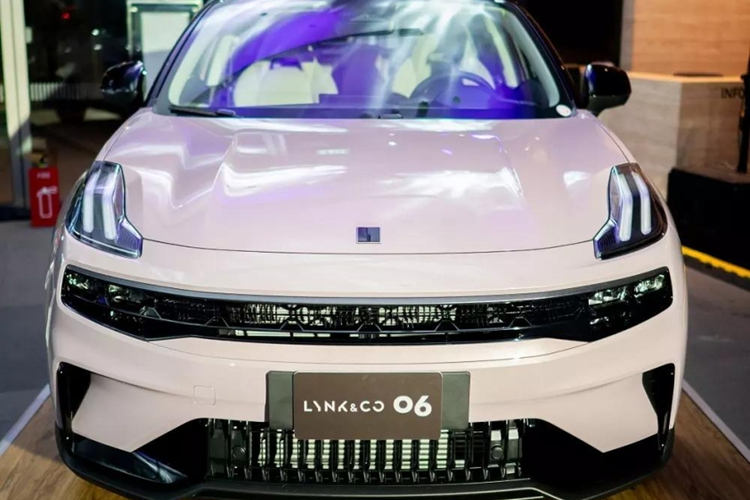 Ở phần đuôi xe, Lynk &amp; Co 06 có đèn hậu xuyên thấu, cụm đèn hai bên hình cánh bay, chính giữa đuôi xe được trang bị logo thương hiệu Lynk &amp; Co. Nội thất xe Lynk &amp; Co 06 được cung cấp với ba chủ đề màu sắc, đó là Inspiration Oasis, Cherry Blossom Land và Midnight Aurora.