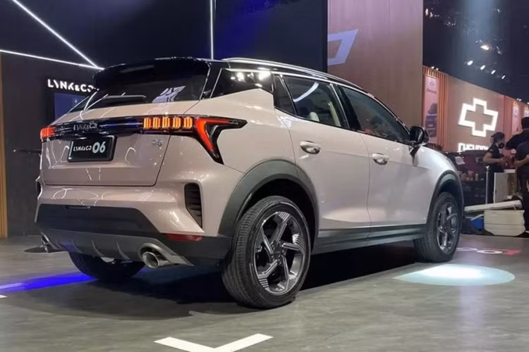 Xe được trang bị động cơ xăng 3 xi-lanh, tăng áp, dung tích 1.5L, sản sinh công suất tối đa 174 mã lực và mô-men xoắn cực đại 265 Nm. Sức mạnh động cơ được truyền tới bánh thông qua hộp số tự động ly hợp kép 7 cấp. Theo một số thông tin ban đầu cho biết, giá xe Lynk &amp; Co 06 tại Việt Nam sẽ hơn 700 triệu đồng.