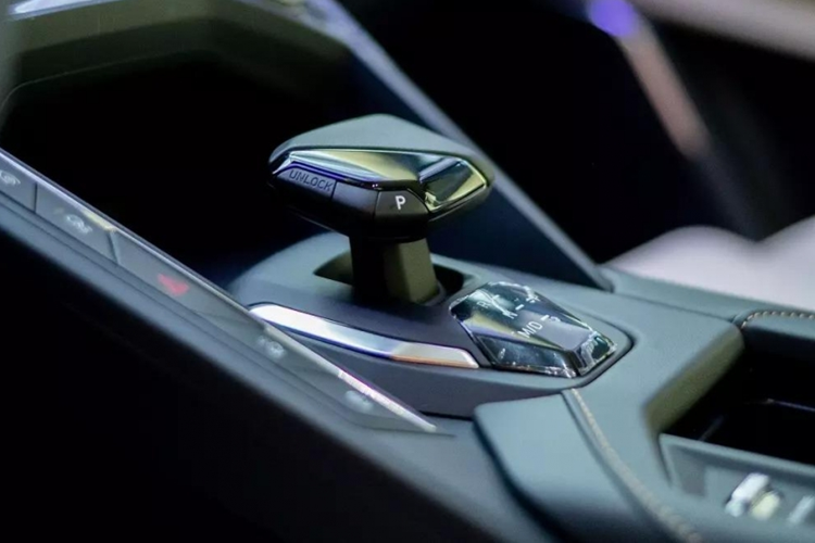 Nhìn từ mặt tiền xe, Lynk &amp; Co 06 có cụm đèn pha sắc cạnh, nối liền với nhau là lưới tản nhiệt sơn đen, với các thanh nằm ngang, tiếp đến, xe có 2 hốc gió trước mở rộng tối đa, dựng dọc, giúp cho đầu xe bớt trống trải hơn khi lưới tản nhiệt khá nhỏ. Nằm chính giữa là hốc gió cùng các tấm ốp gốc cạnh.