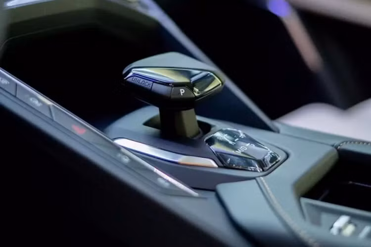 Nhìn từ mặt tiền xe, Lynk &amp; Co 06 có cụm đèn pha sắc cạnh, nối liền với nhau là lưới tản nhiệt sơn đen, với các thanh nằm ngang, tiếp đến, xe có 2 hốc gió trước mở rộng tối đa, dựng dọc, giúp cho đầu xe bớt trống trải hơn khi lưới tản nhiệt khá nhỏ. Nằm chính giữa là hốc gió cùng các tấm ốp gốc cạnh.